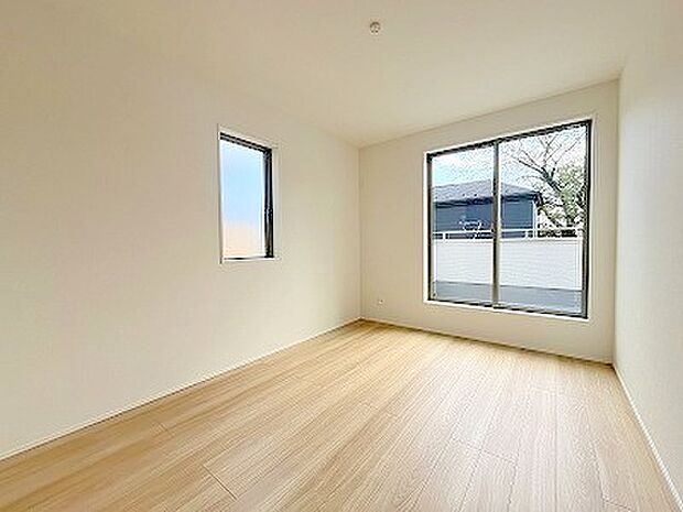 バルコニーからはたっぷりと太陽の光が舞い込みます。 