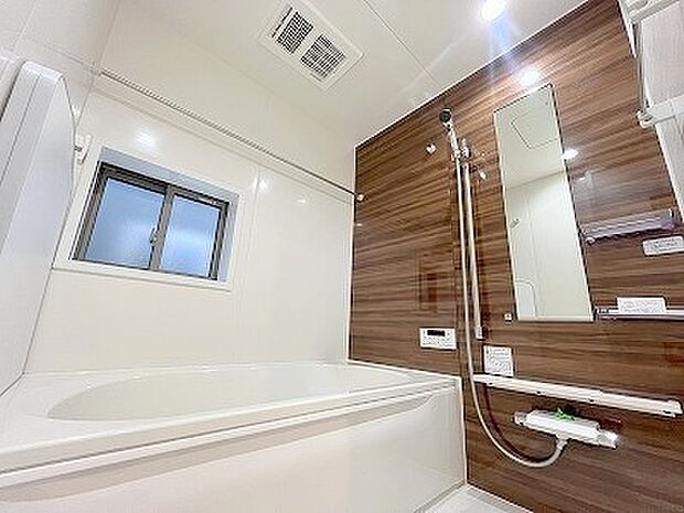 一日の疲れを癒す浴室は、広々1坪以上。 