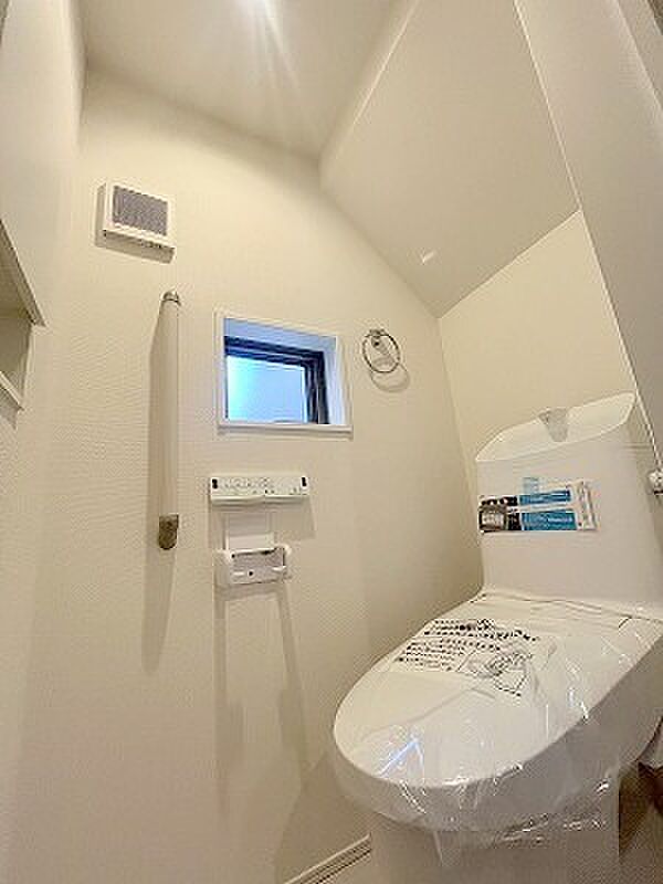 お掃除らくらく。便座脇の操作盤をなくした、リモコンタイプのお手洗い。