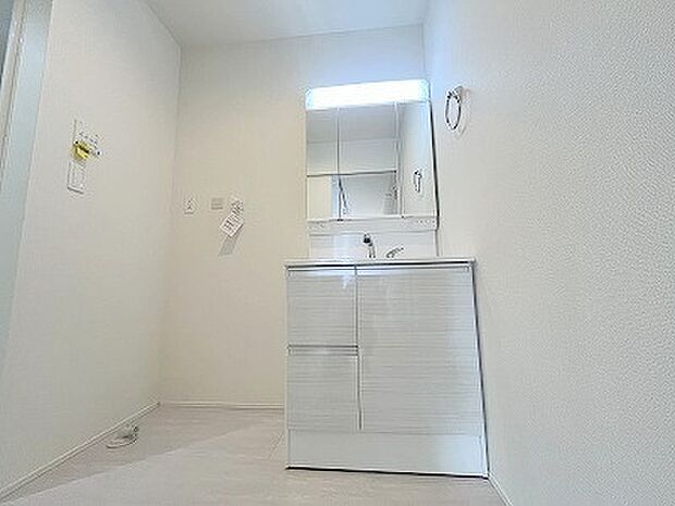 お出かけ前の身だしなみに一歩差がつく三面鏡。 