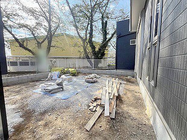 小さなお庭はメンテナンスが楽でちょうど良いかも知れませんね。 