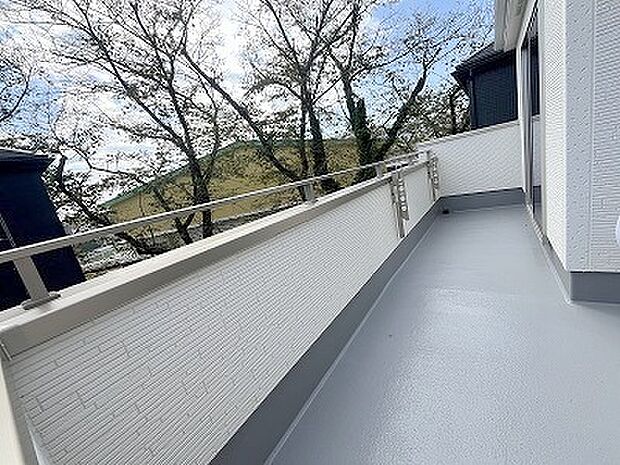 南東向きバルコニーでお洗濯ものはいつもカラッと乾きます。 