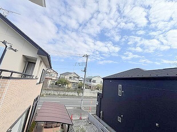 あたりには住宅を中心とした建物が広がります。 