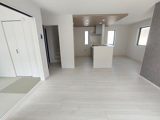 リビング空間とダイニング空間とか使い分けやすい間取り配置。対面式でキッチン立つ人の視界も良好です。