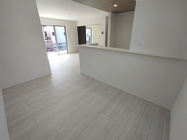 リビング空間とダイニング空間とか使い分けやすい間取り配置。対面式でキッチン立つ人の視界も良好です。