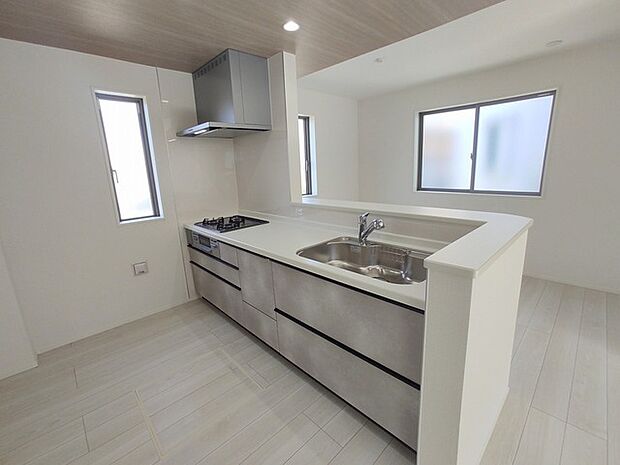 キッチンの性能が上がれば、いつものお料理も楽しくなりますね。対面キッチンがご家族の温かい時間を演出。