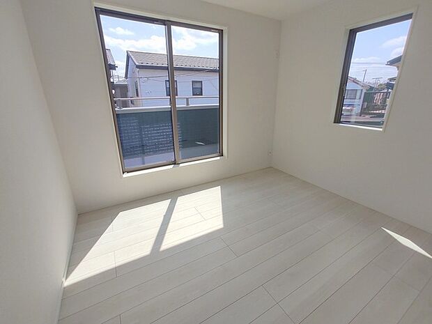 広々バルコニーから、たっぷり太陽の恵みが得られます。