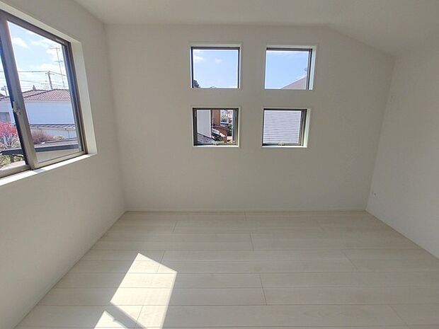 たっぷりの陽光に包まれる明るい住まいが、ここにあります。