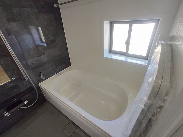 広々1坪タイプのゆったり浴室ユニットは半身浴もゆっくり楽しめるベンチバス仕様。防カビ・抗菌素材なのもうれしい。