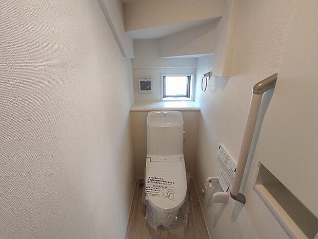 気持ちいいウォシュレット機能。お掃除らくらく。便座脇の操作盤をなくした、リモコンタイプのお手洗い。