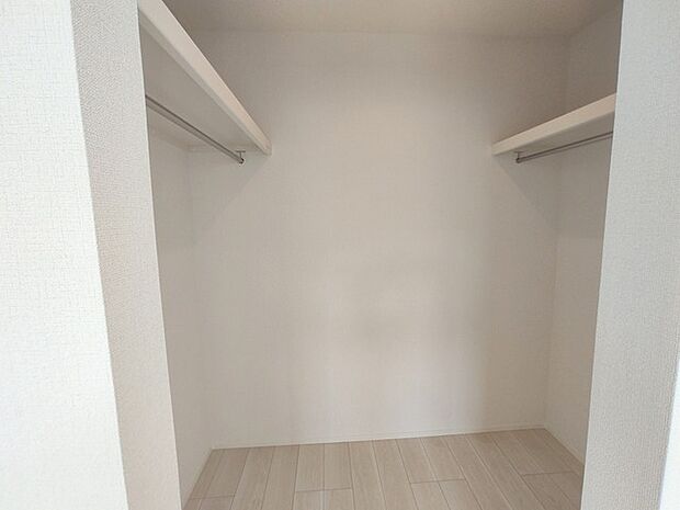 たっぷりの収納スペースで快適に暮らせそう。