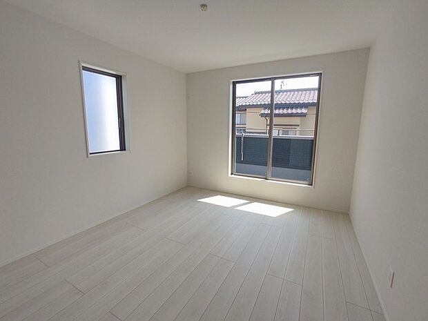 バルコニーからはたっぷりと太陽の光が舞い込みます。