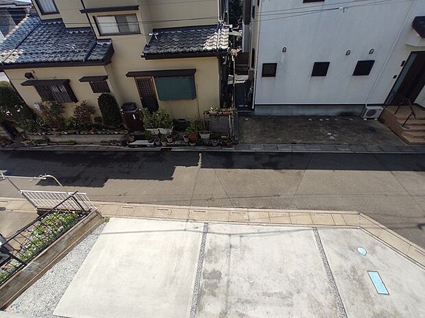 住宅街の中の一戸建て、あたりはほとんど住宅です。