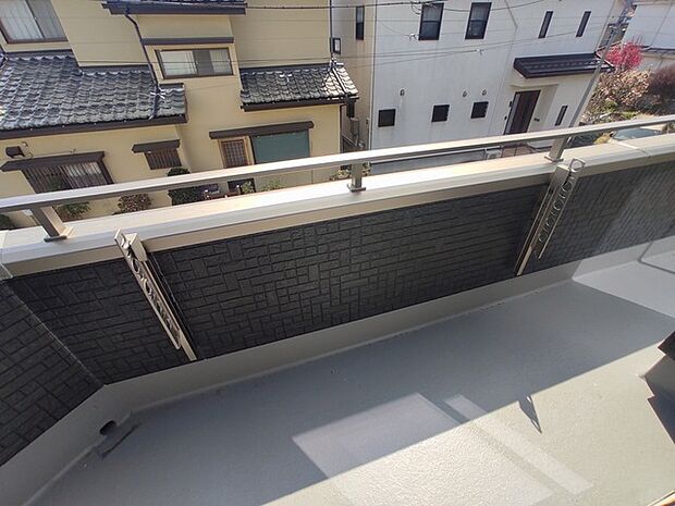 前面の住まいとの距離感があるから、圧迫感を感じません。