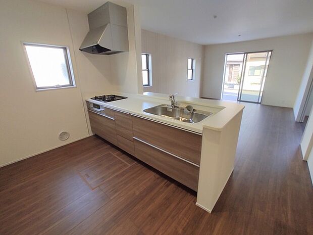 カウンターからはリビングが広く見渡せ、ご家族とのコミュニケーションも弾みます。 