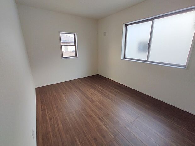 新築の木の匂いのする室内。写真では伝わらないので、ぜひ現地でお確かめください。