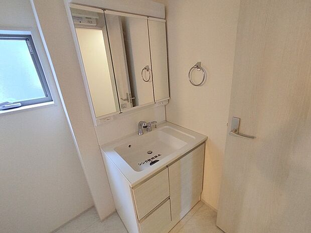 三面鏡を採用した洗面化粧台。鏡の裏にも収納スペースがあります。