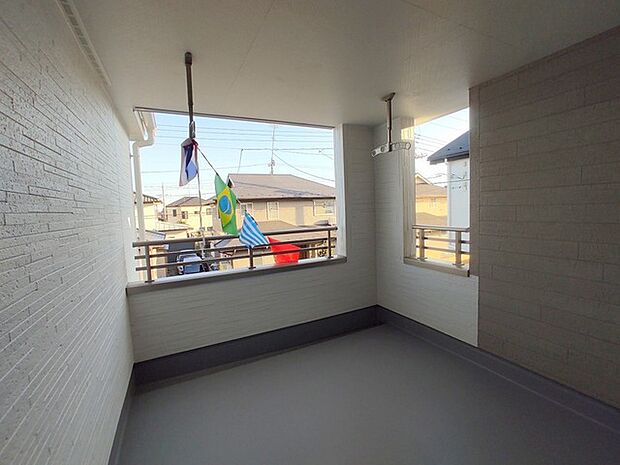 らくらくお洗濯を助ける広いバルコニー。 