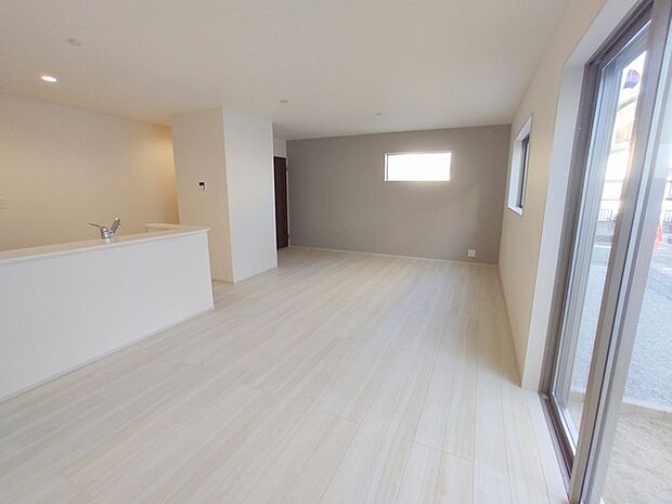 ベースカラーと異なった配色の壁紙を使用。ちょっとお部屋の雰囲気が変わります。