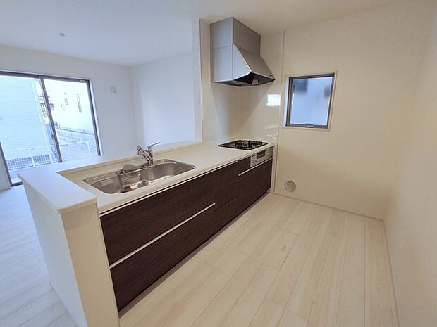 吊戸棚で視界を遮らず、パノラマ感を重視したタイプのキッチンスペース。 