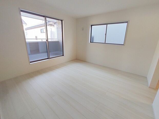 大きめのベッドを置いても、まだゆとりが持てる大きさ。8帖の主寝室。