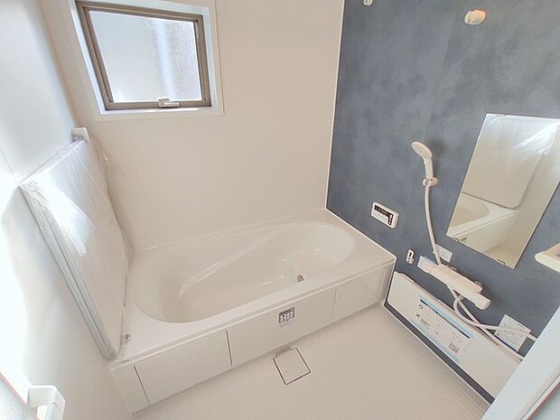 広々1坪タイプのゆったり浴室ユニット。防カビ・抗菌素材なのもうれしい。