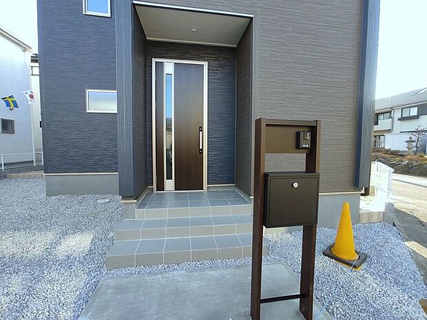 ポスト、表札、インターホンを兼ねる機能門柱。シンプルな外観で容量のあるポストです。 
