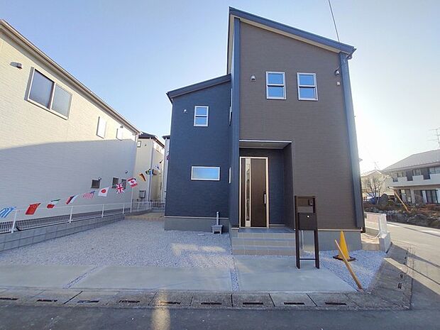 角地につき、開放感に恵まれる住居がここに。 