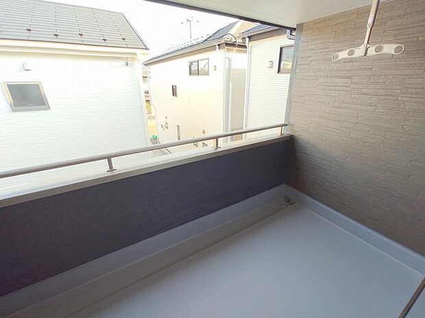 ゆとりの広さを確保したバルコニー。お布団を干すのも、この広さならラクラク。 