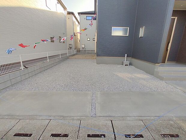 並列2台駐車可能な、ゆとりのカースペースがここに。