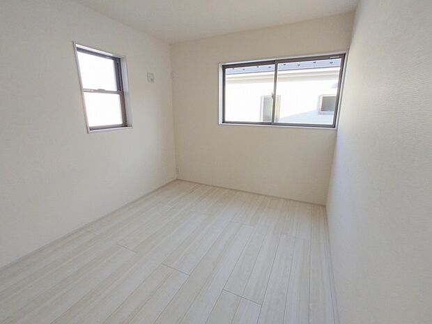 今からここを誰のお部屋にしようか、そんな洋室。大きさは6帖です。