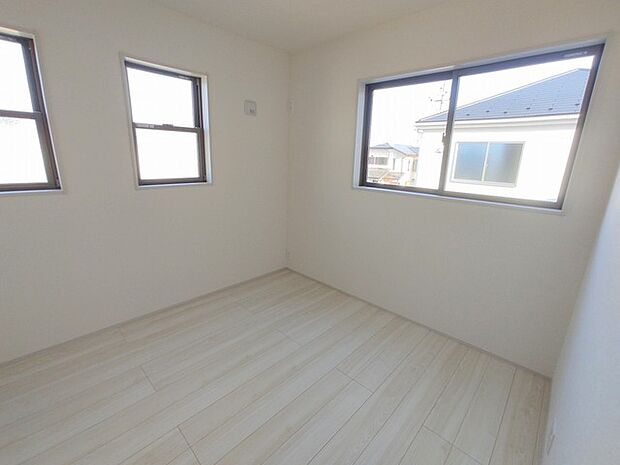 新築の木の匂いのする室内。写真では伝わらないので、ぜひ現地でお確かめください。