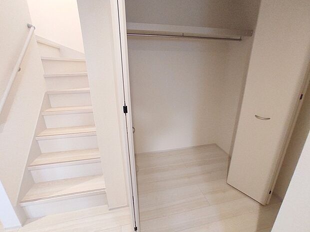 廊下や玄関の共用部には、こんな収納があるととっても便利です。