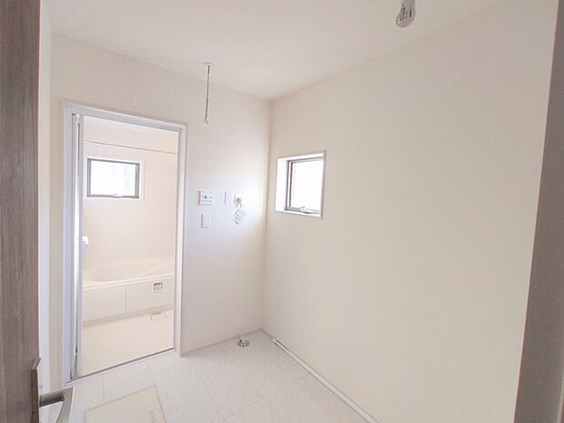 ドライヤーの風に包まれながら、今日一日の終わりを感じる。そんな、地味だけど決して無くてはならない、名脇役。 