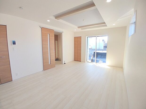 天井高を高くするための一工夫、折り上げ天井。開放感に包まれます。 