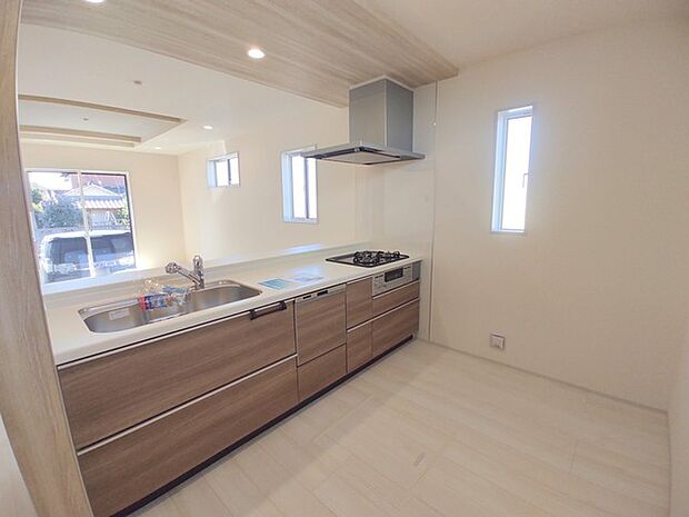 吊戸棚で視界を遮らず、パノラマ感を重視したタイプのキッチンスペース。 