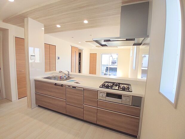 対面タイプなら、キッチン内にいながらご家族やお客様との会話が楽しめます。 