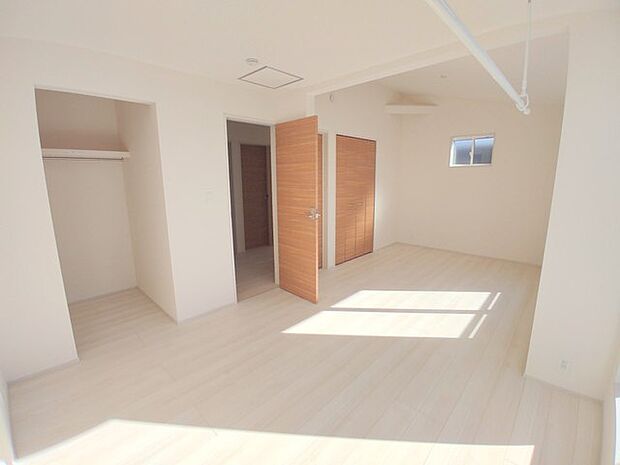 将来的には間仕切りして2部屋に変更可能な洋間。成長に合わせた間取り変更が可能なタイプ。 