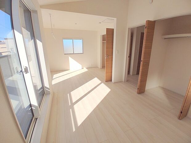 大きめのベッドを置いても、まだゆとりが持てる大きさ。10.5帖の主寝室。 