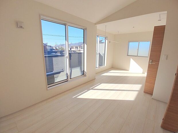 将来は間仕切りで。洋間二部屋分に対応可能な洋室。 