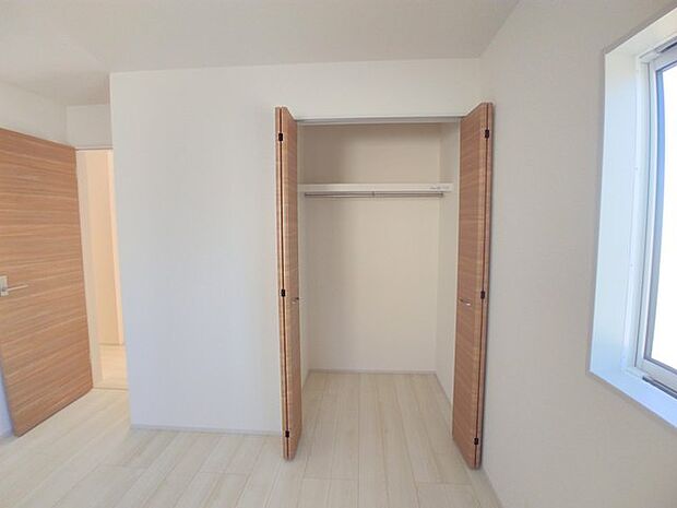 全居室収納スペース付きの物件です。 