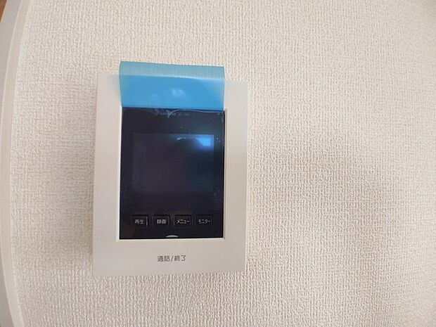 来客がカラーでわかるインターフォン。防犯面においてカメラがあることは嬉しいですね。 
