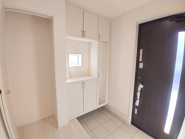 シンプルなデザインの玄関収納。 