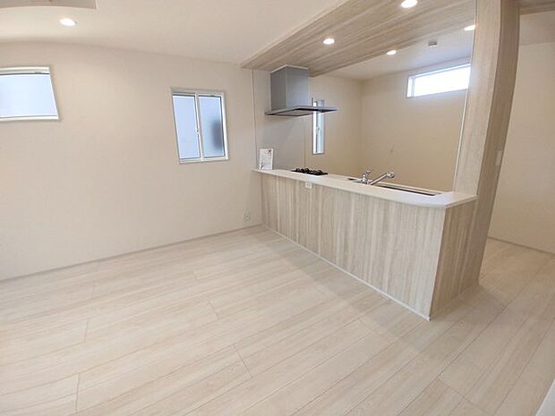 家族が自然に集りそうな広さが魅力のＬＤＫ。 