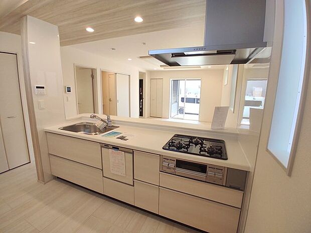 料理をしながらでも、ご家族との会話を楽しめる対面キッチン。 