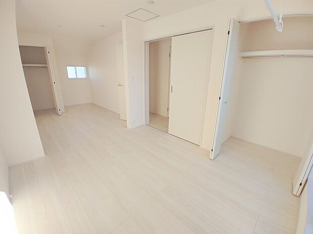 将来的には間仕切りして2部屋に変更可能な洋間。成長に合わせた間取り変更が可能なタイプ。 