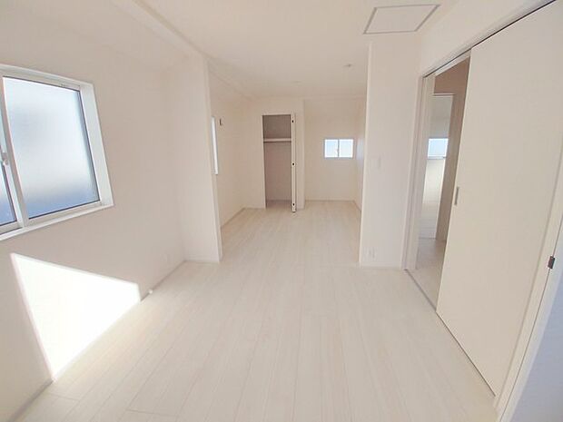 将来は間仕切りで。洋間二部屋分に対応可能な洋室。 