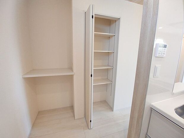 キッチンの脇に、この収納があるだけで、キッチン動線が変わりますね。 