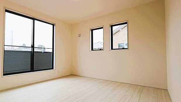 バルコニーからはたっぷりと太陽の光が舞い込みます。 