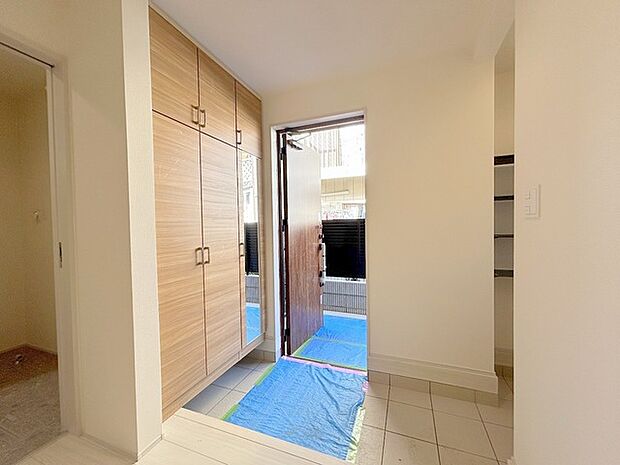 玄関を開けたらシューズボックス、使いやすい配置です。 